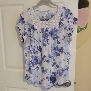 Liz Claiborne womans sheer Blue White Floral Top crochet detailing pleats szLG